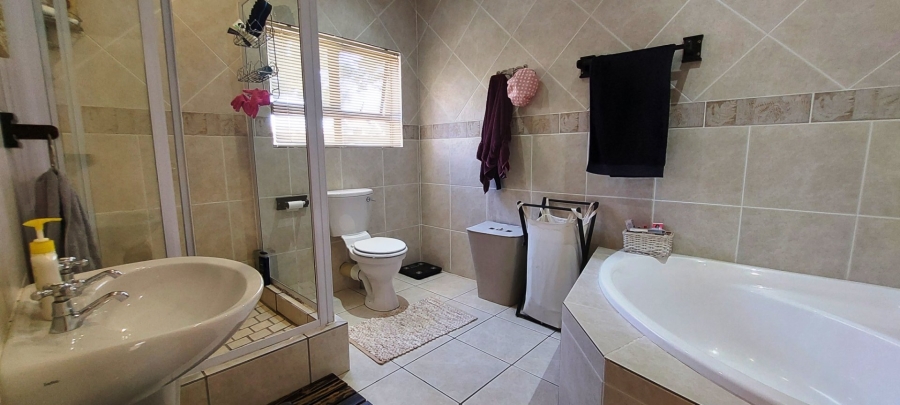 4 Bedroom Property for Sale in Country Club Western Cape